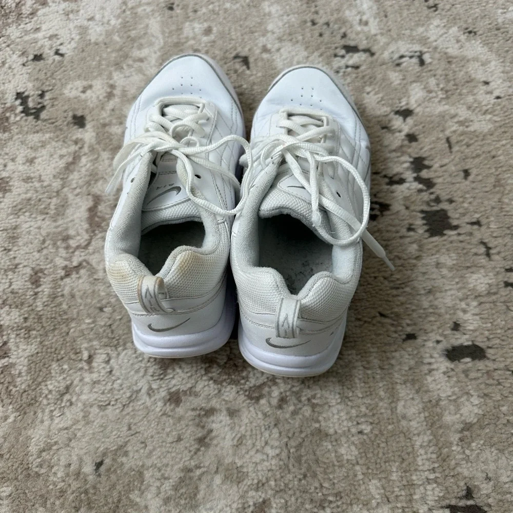 Nike Walk Women’s Size 9 White Airliner Sneaker 315708-101 2009